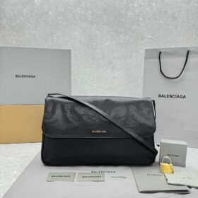 Balenciaga Grungy Medium Messenger Bag